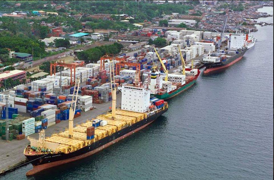 Tàu container cập cảng Davao của Philippines