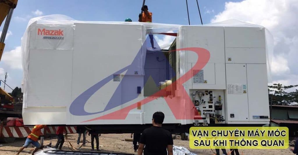 Cẩu máy móc vào vị trí sau khi thông quan xong tại cảng và đưa về kho