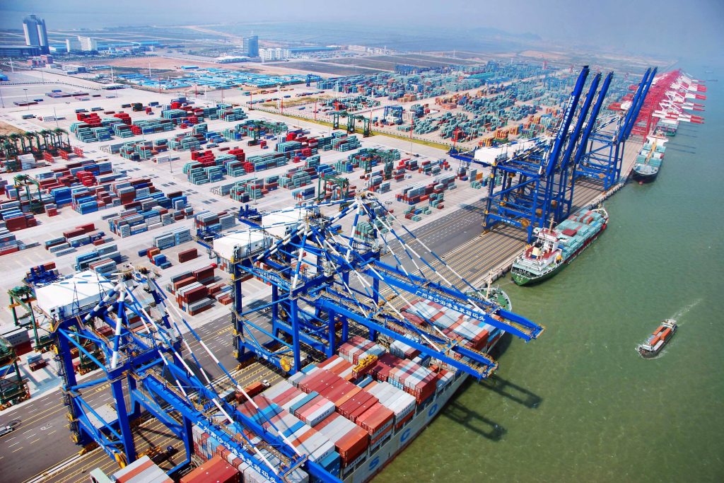 Cảng Guangzhou một trong những cảng biển lớn nhất Trung Quốc và là cảng trung tâm của khu vực Đồng bằng Châu Giang