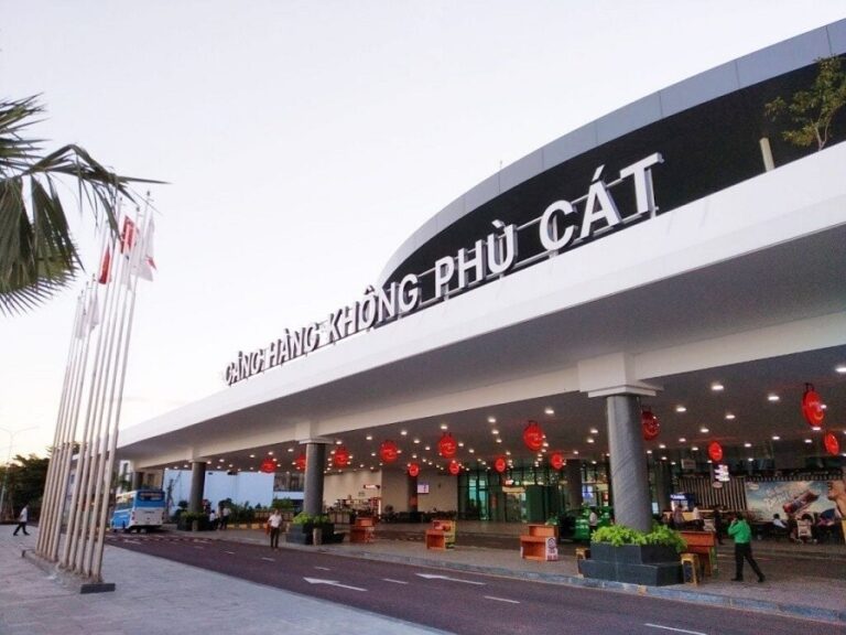 Cảng Hàng Không Quốc Tế Phù Cát 1 Cảng hàng không quốc tế Phù Cát trong một buổi sáng mát mẻ