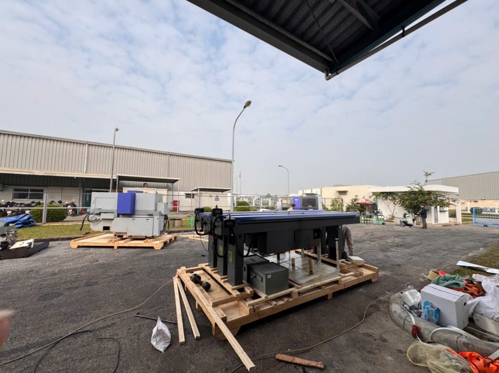 An Pha hỗ trợ khách hàng đóng gói hàng hóa trước khi chuyển phát nhanh đi EU