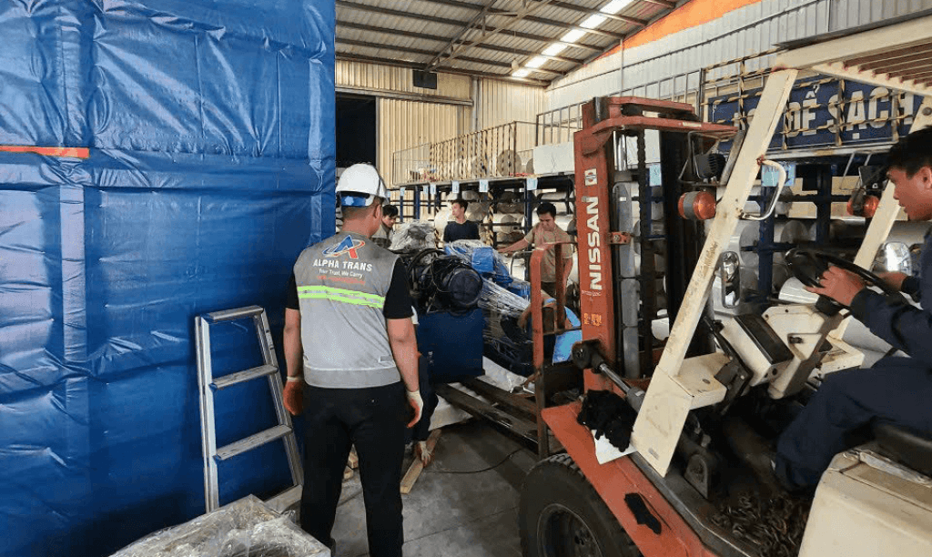 An Pha kiểm tra sơ lược hàng hóa trước khi vận chuyển, xếp dỡ hàng hóa lên tàu rời