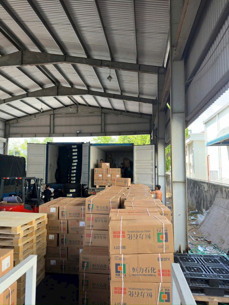 Kho tập kết hàng trước khi vận chuyển qua cửa khẩu Xa Mát của An Pha
