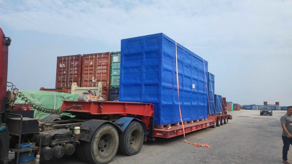 Hàng tại cảng Cát Lái chuẩn bị vận chuyển đi cảng Cửa Lò